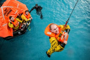Man getakeld uit raft